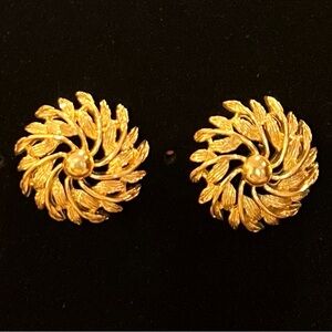 Napier Starburst Swirl Yellow Gold Tone Vintage 1970s Pierced Post Earrings 1"